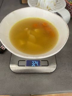 Hühnerbrühe mit Kartoffeln und Gemüse